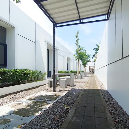Отель Ofo Kost Premium Kampung Inggris Pare Syariah Mitra Reddoorz Экстерьер фото