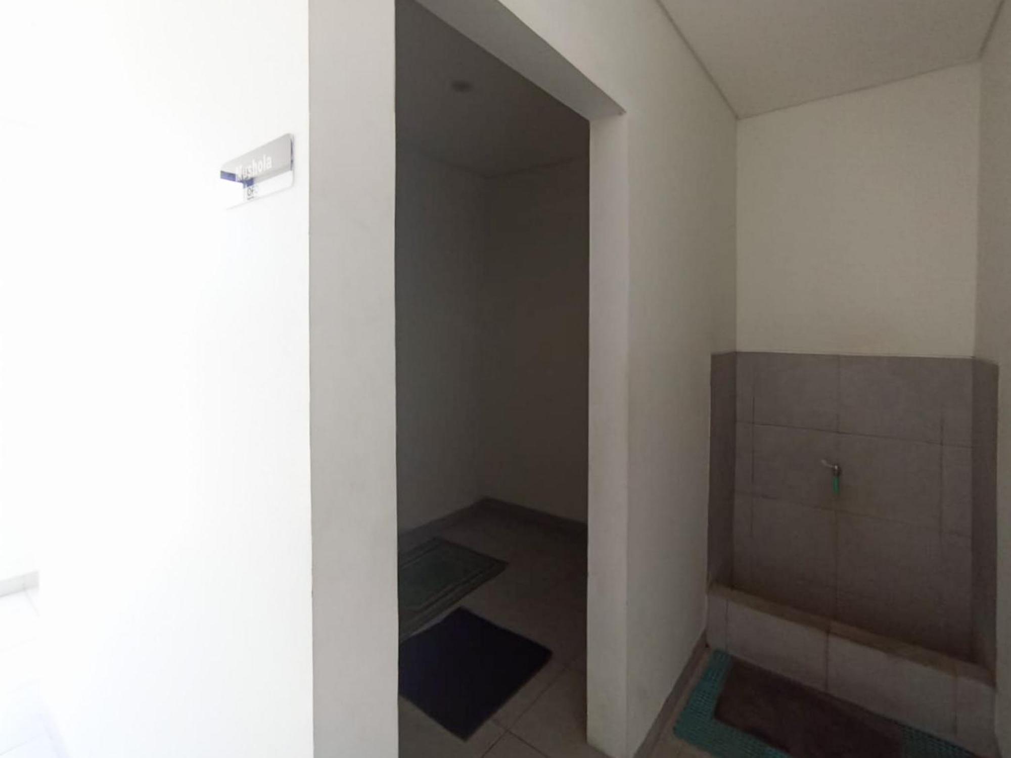 Отель Ofo Kost Premium Kampung Inggris Pare Syariah Mitra Reddoorz Экстерьер фото