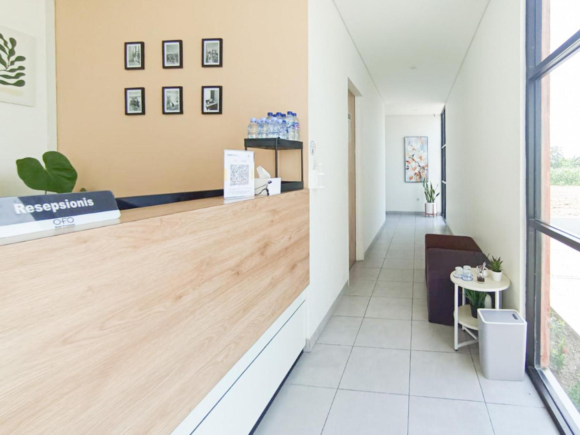 Отель Ofo Kost Premium Kampung Inggris Pare Syariah Mitra Reddoorz Экстерьер фото